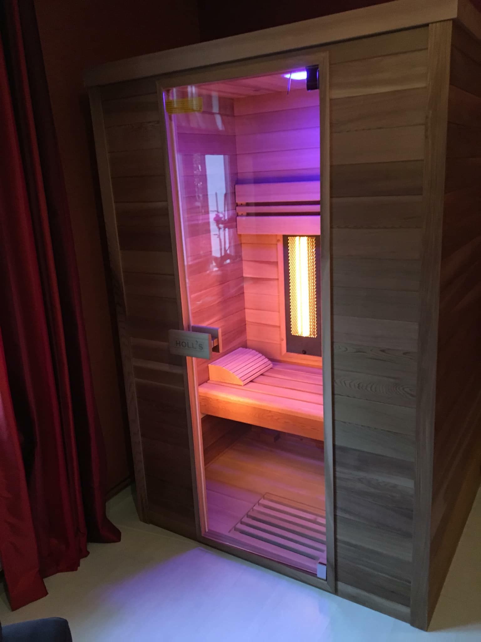 Sauna avec une lumière rosée à l'intérieur