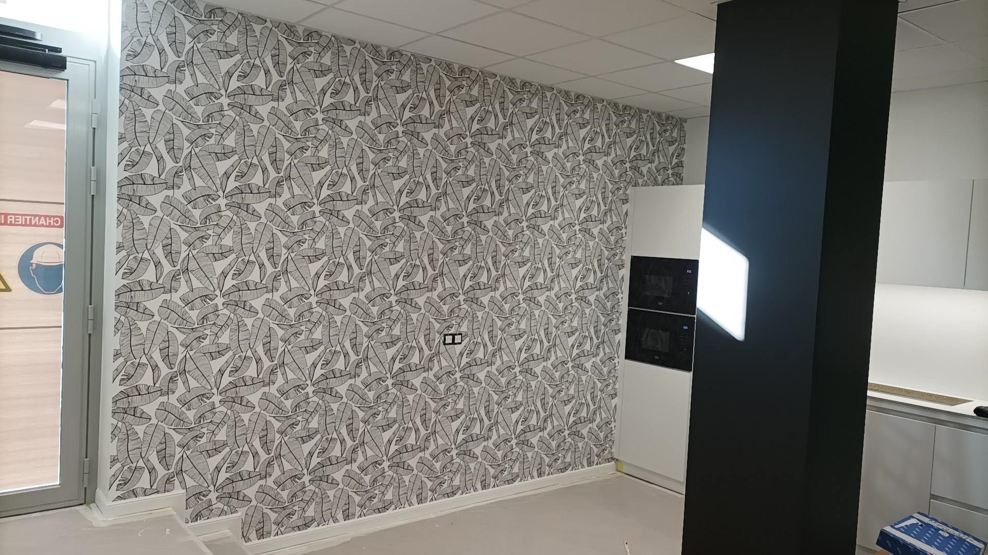 Pose de papier peint décoratif