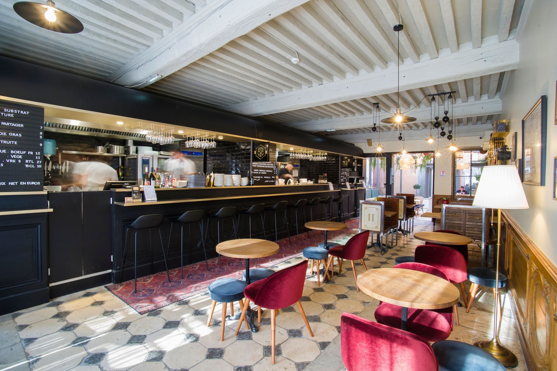 Salon design dans un appartement avec parquet chevrons