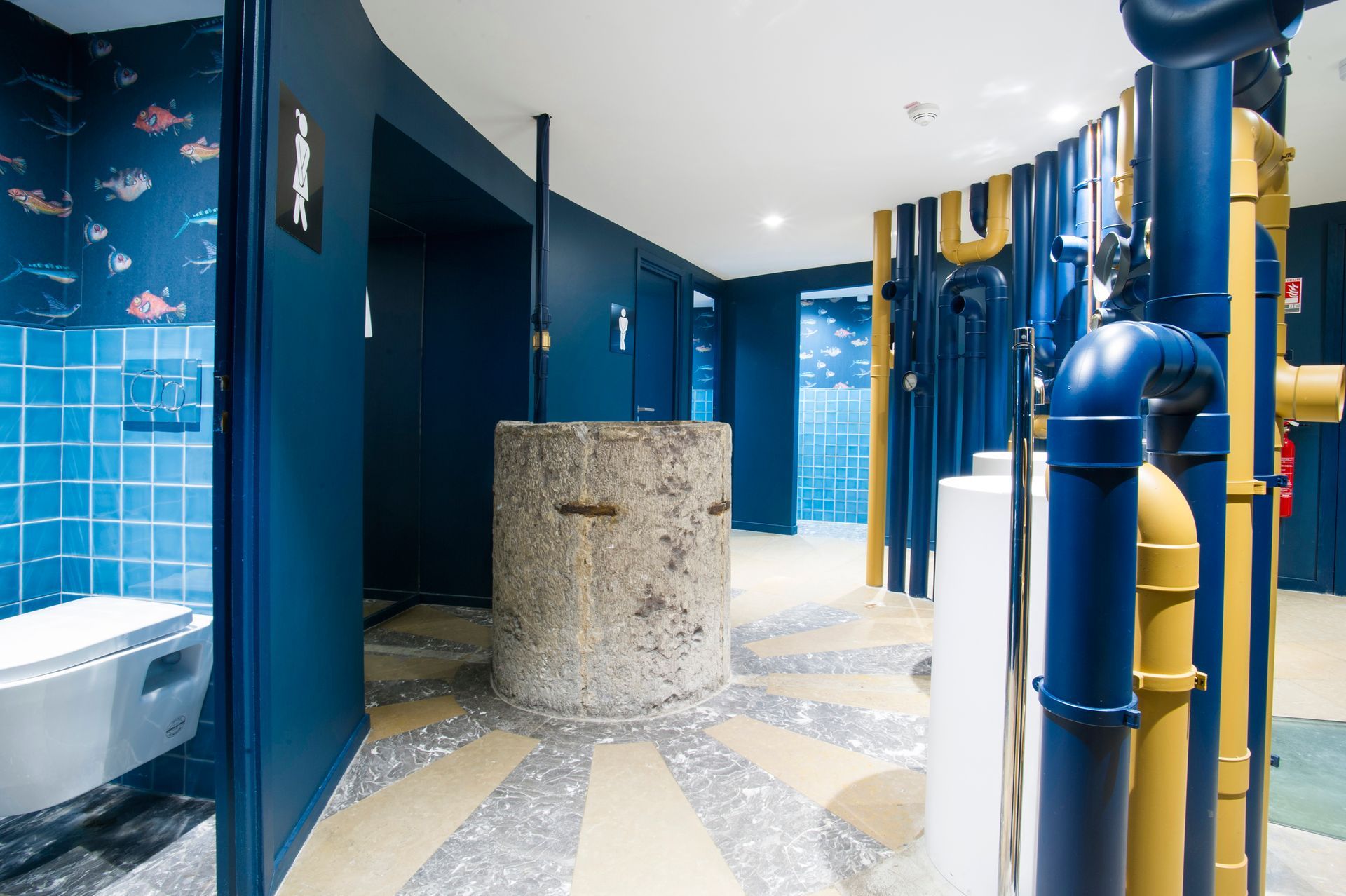 Toilettes d'hôtel bleu et jaune