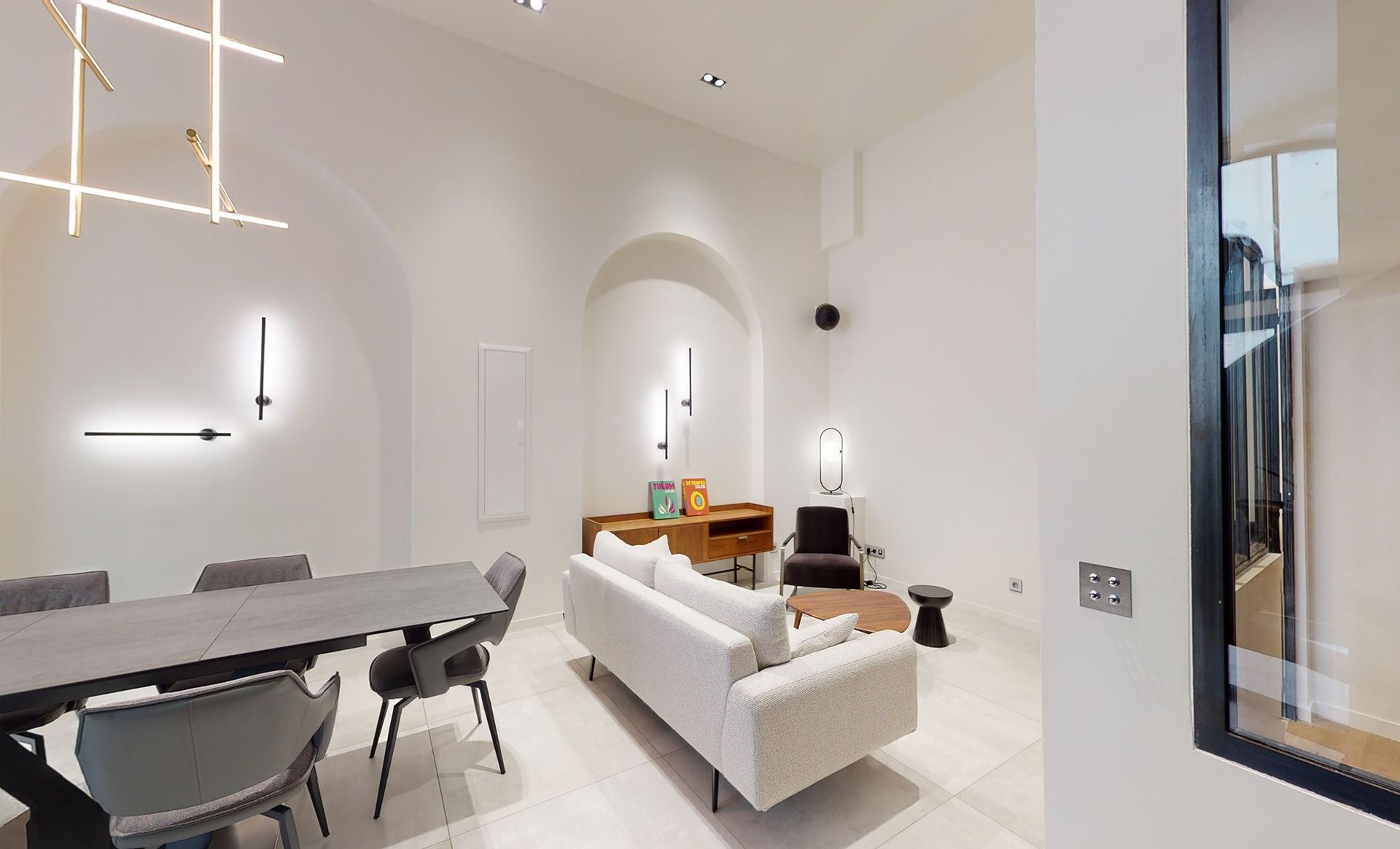 Salon avec niches arrondies et lumières design