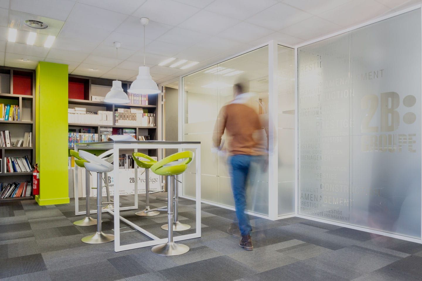 Homme marchant dans les couloirs de 2B:Groupe