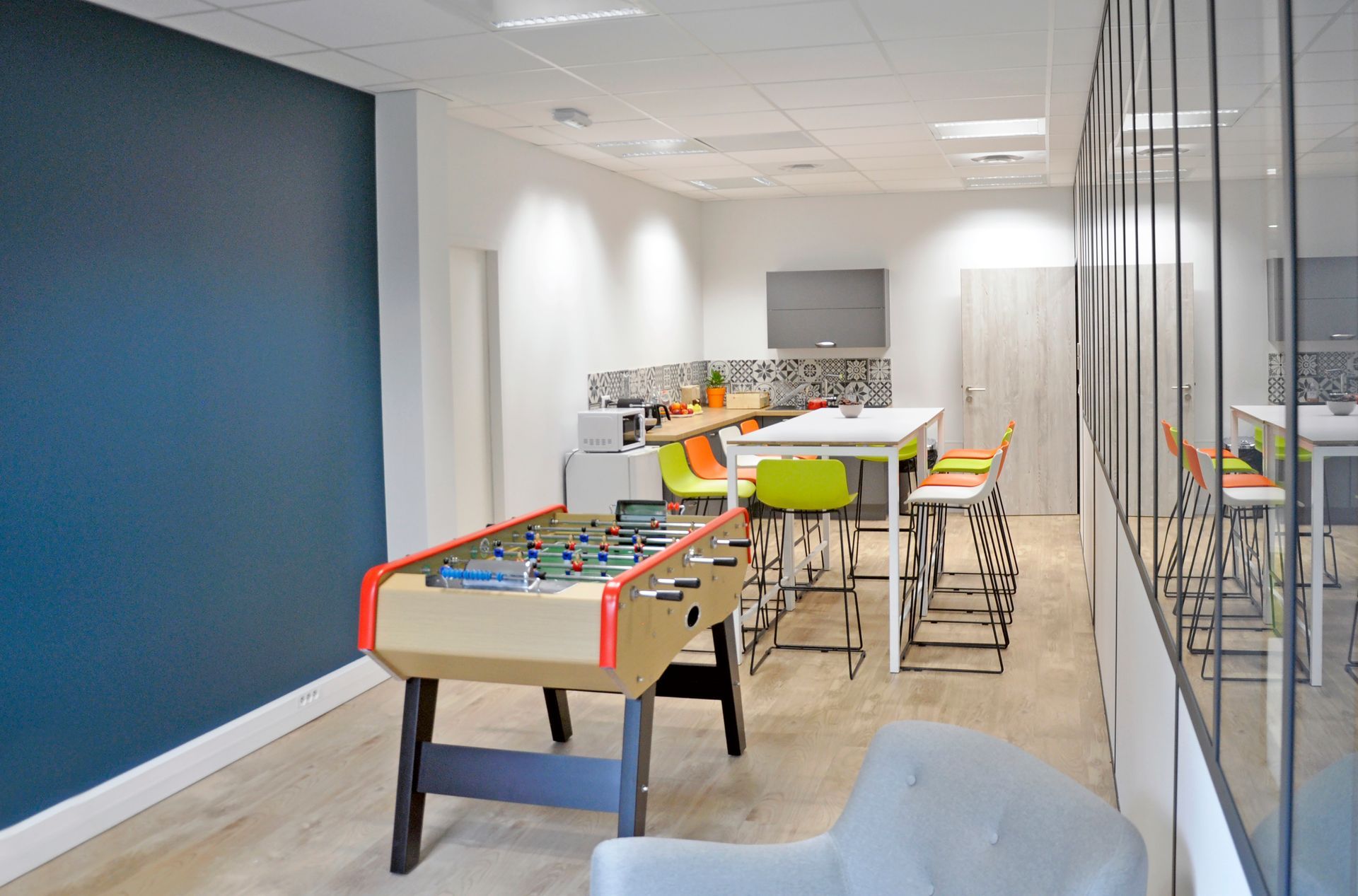 Salle de restauration avec chaises hautes et baby foot 