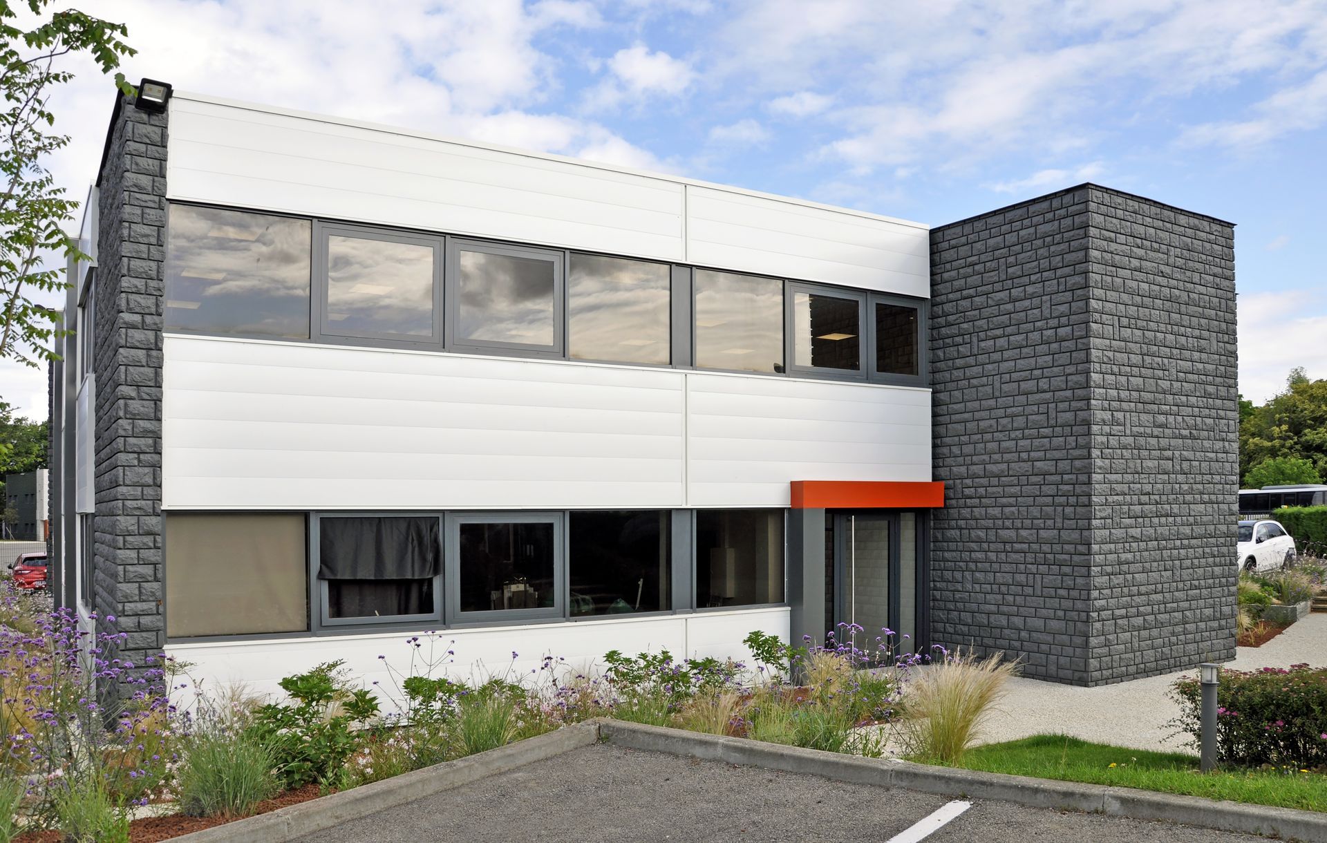 Immeuble de bureaux avec panneaux blancs en façade