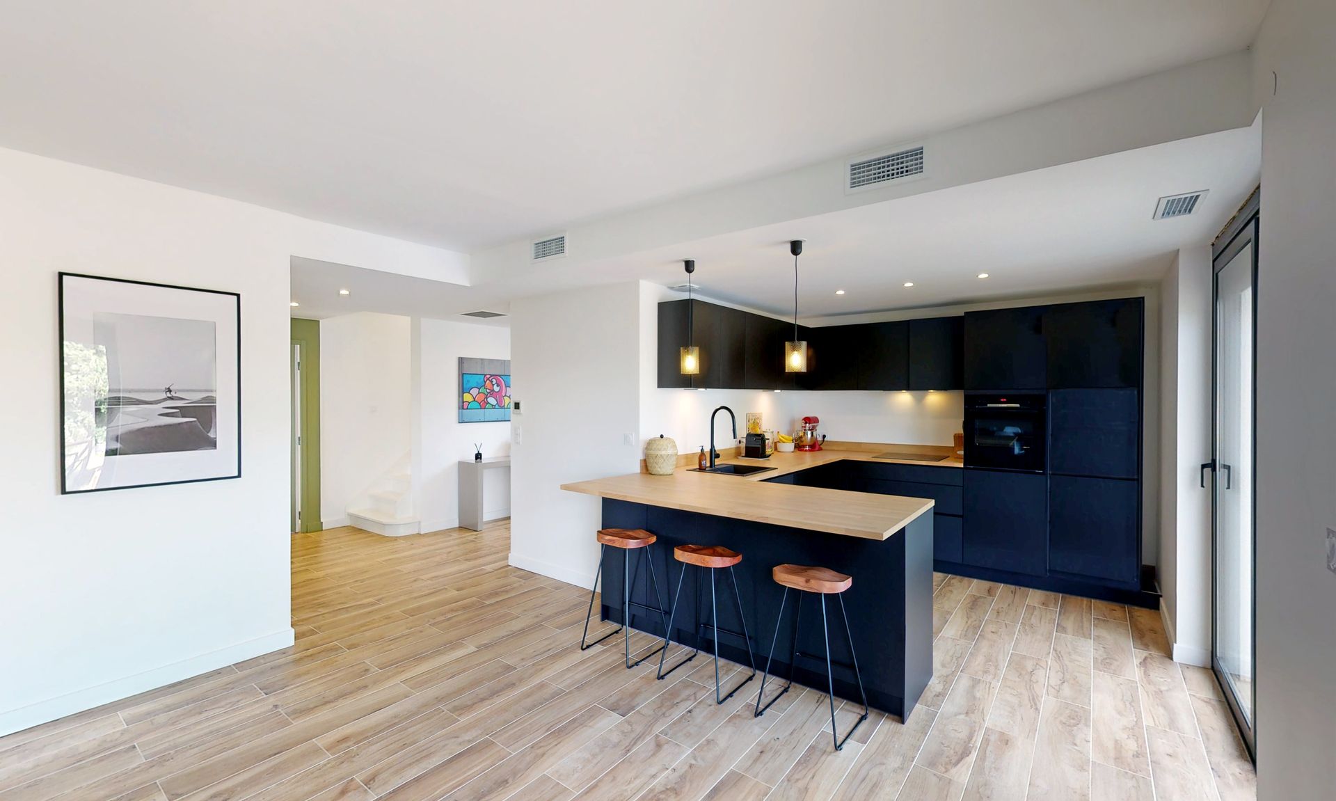 Cuisine ouverte dans une maison rénovée