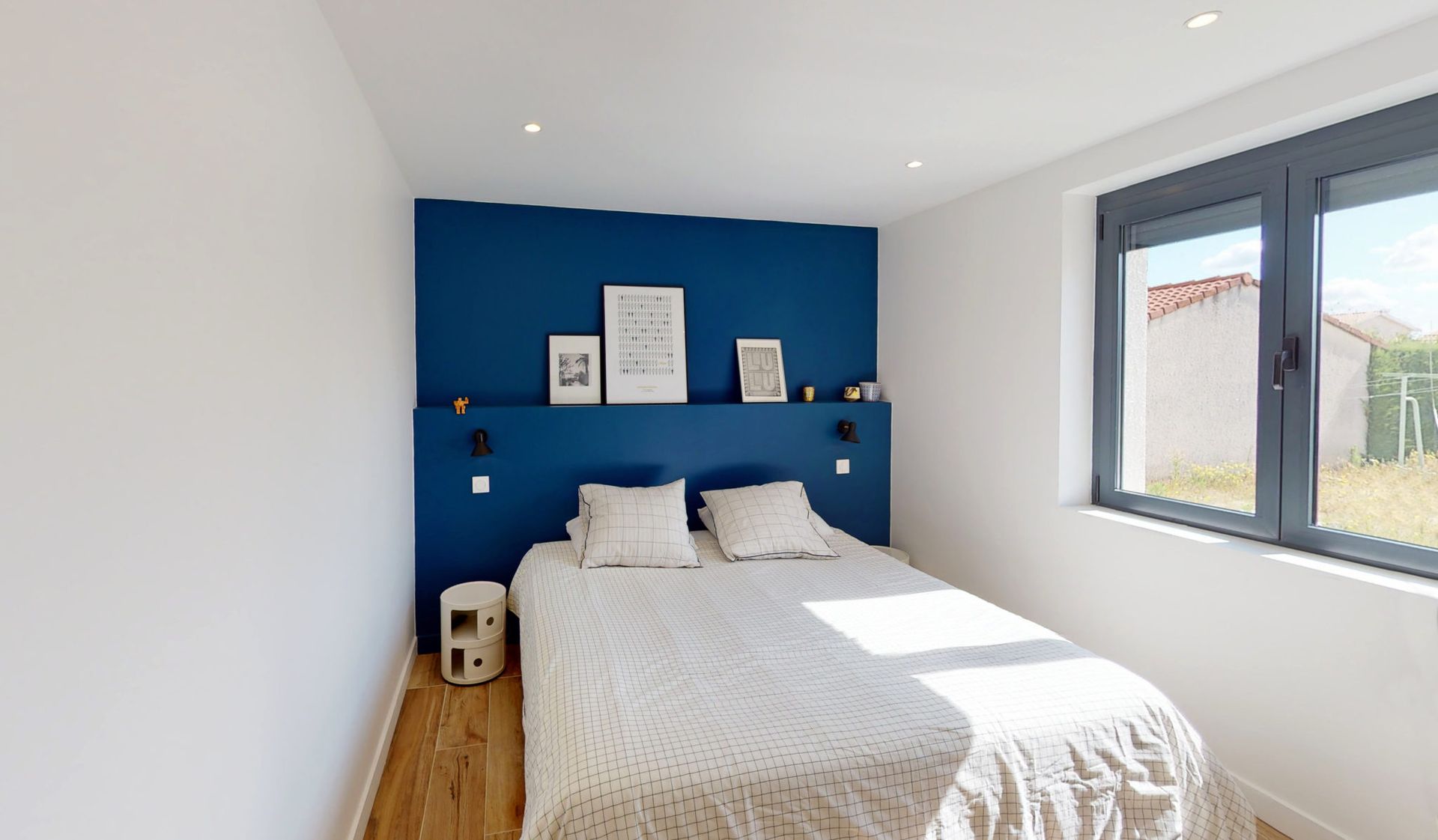 Chambre à coucher avec mur en tête de lit peint en bleu