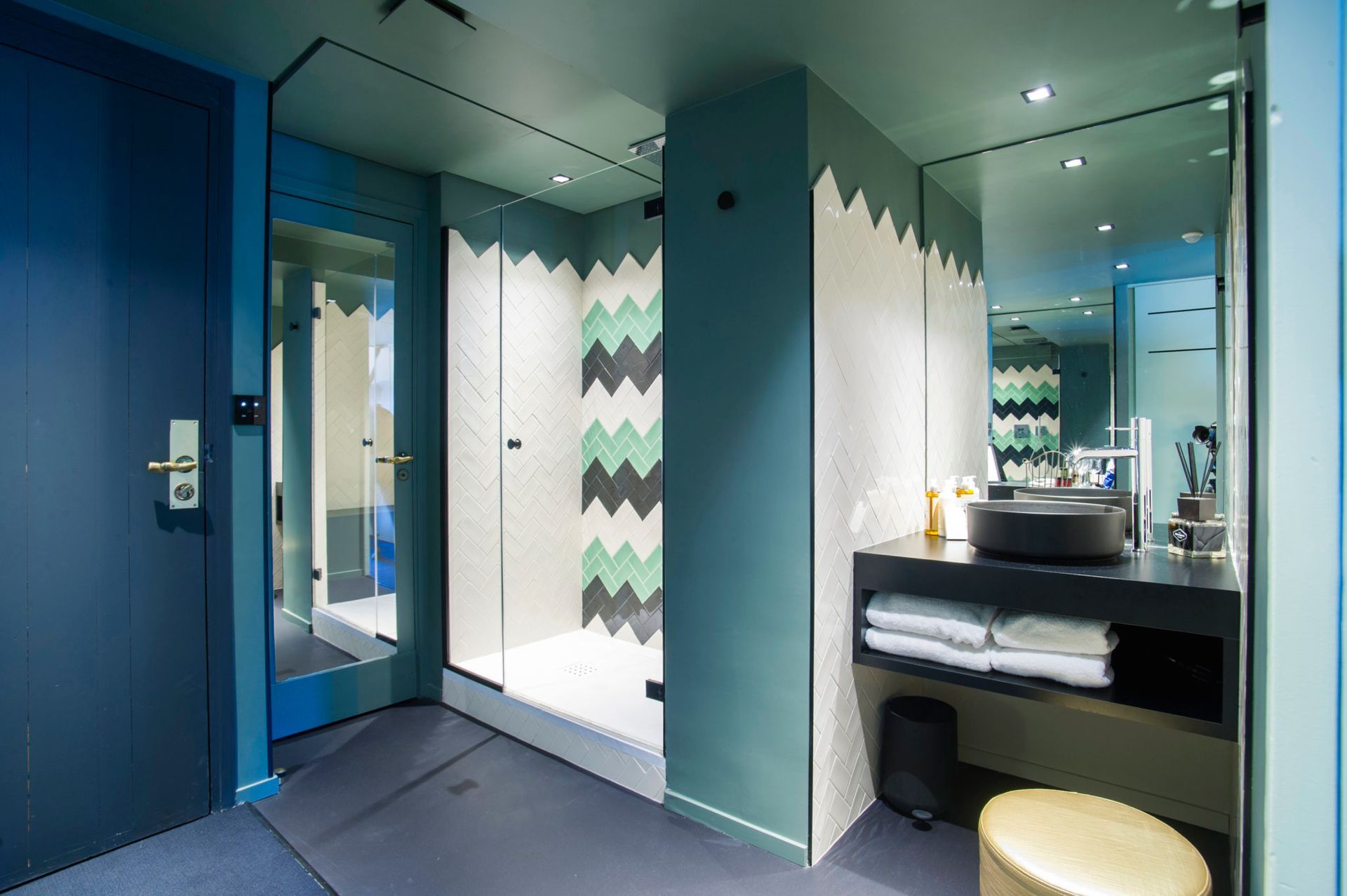 Salle de bain avec cloison vitrée intégrée dans une chambre parentale