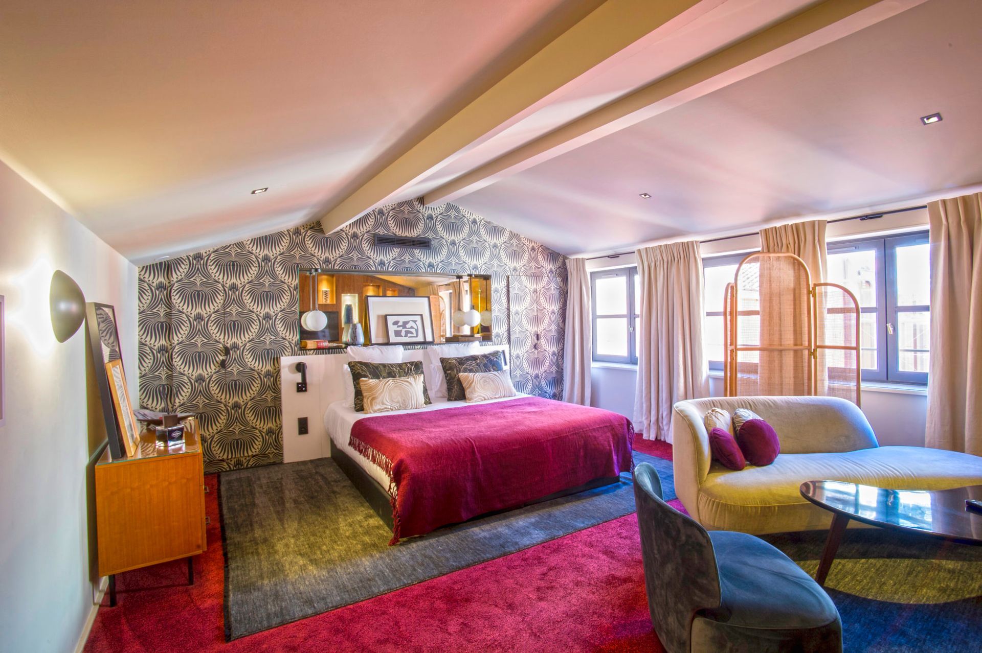 Chambre d'hôtel esprit baroque avec des couleurs vives