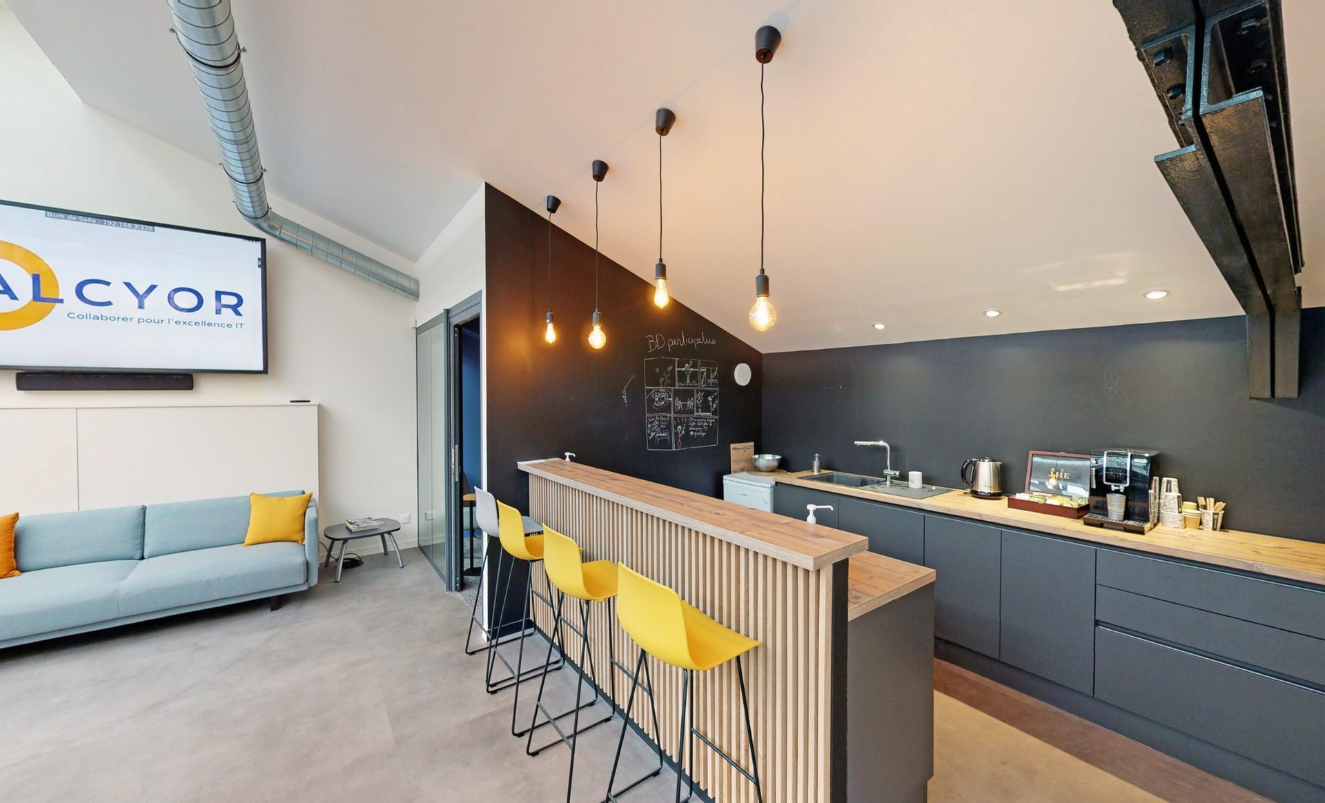 Cuisine avec bar et chaises haute jaunes