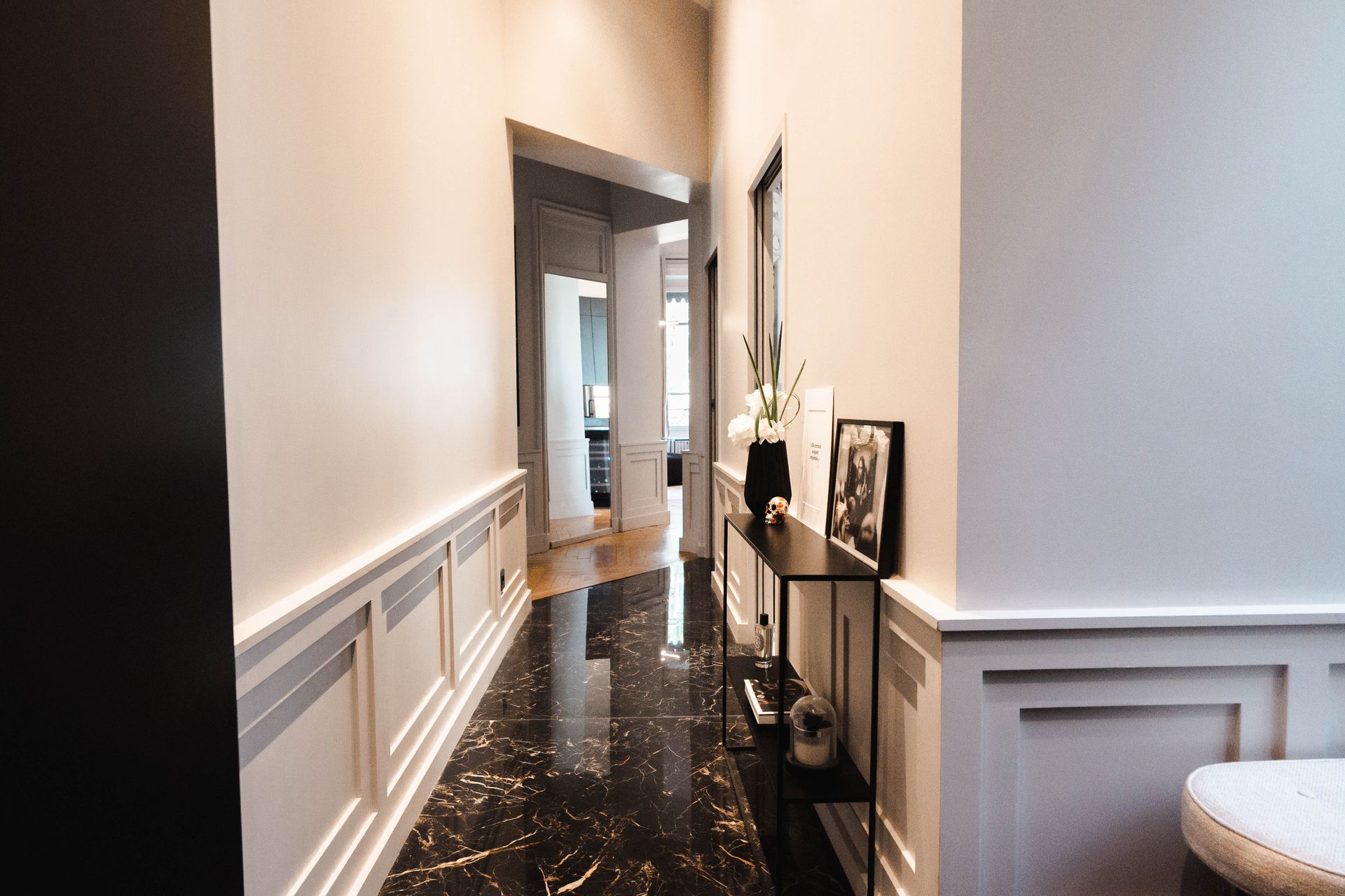 Couloir avec marbre noir au sol d'un appartement Haussmanien