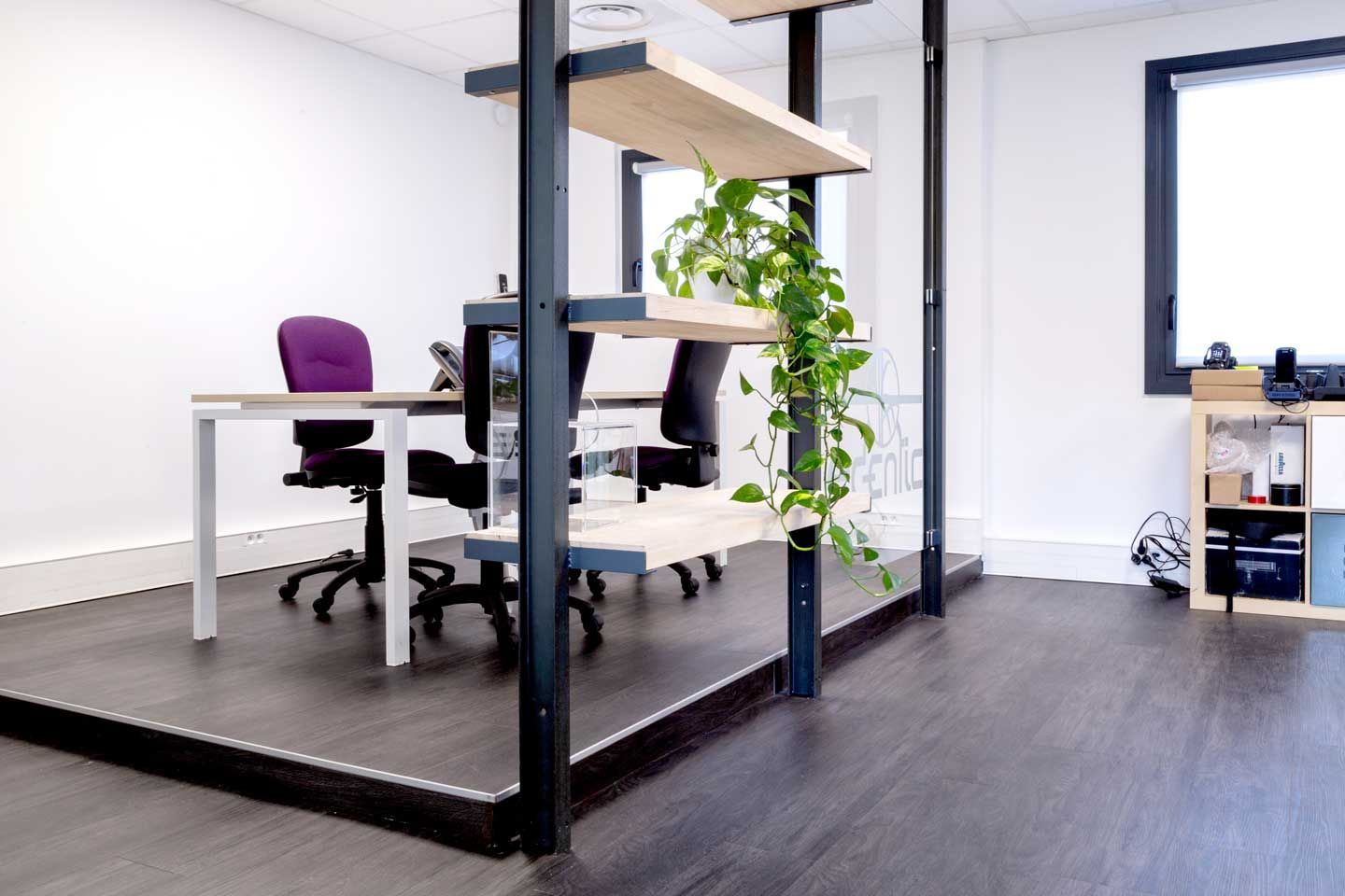 Bureaux de cabinet dentaire avec sièges violets