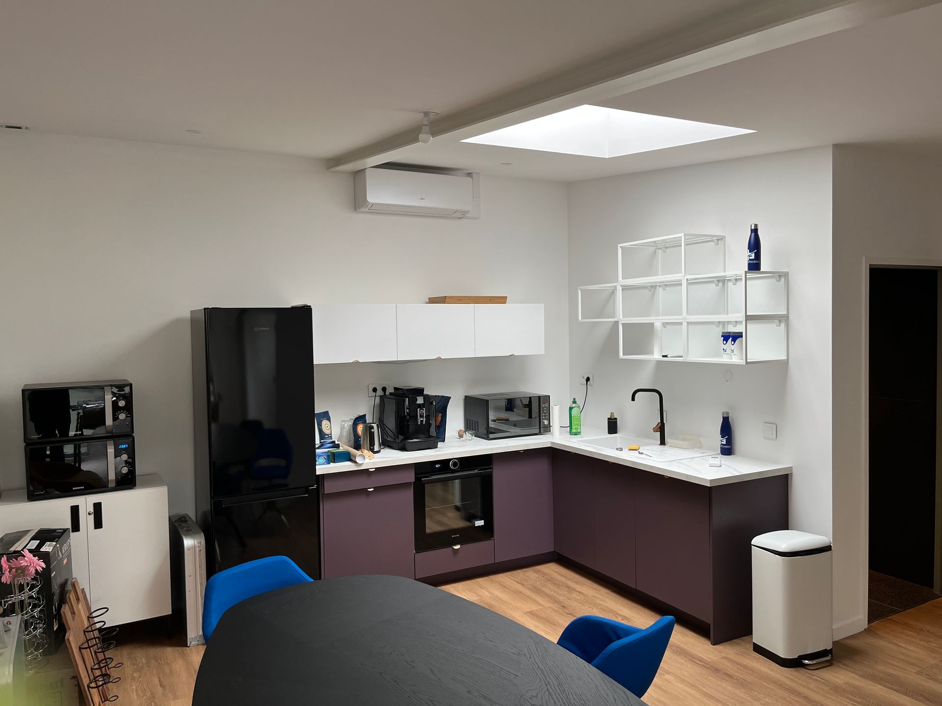 Cuisine d'angles avec meubles violets