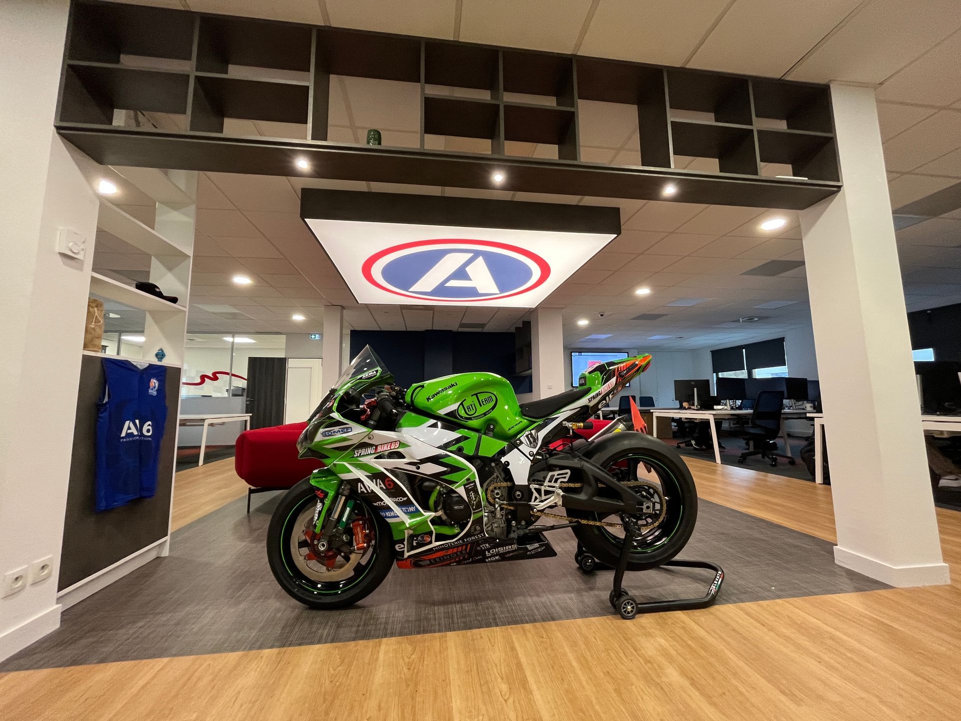 Moto verte dans un open space