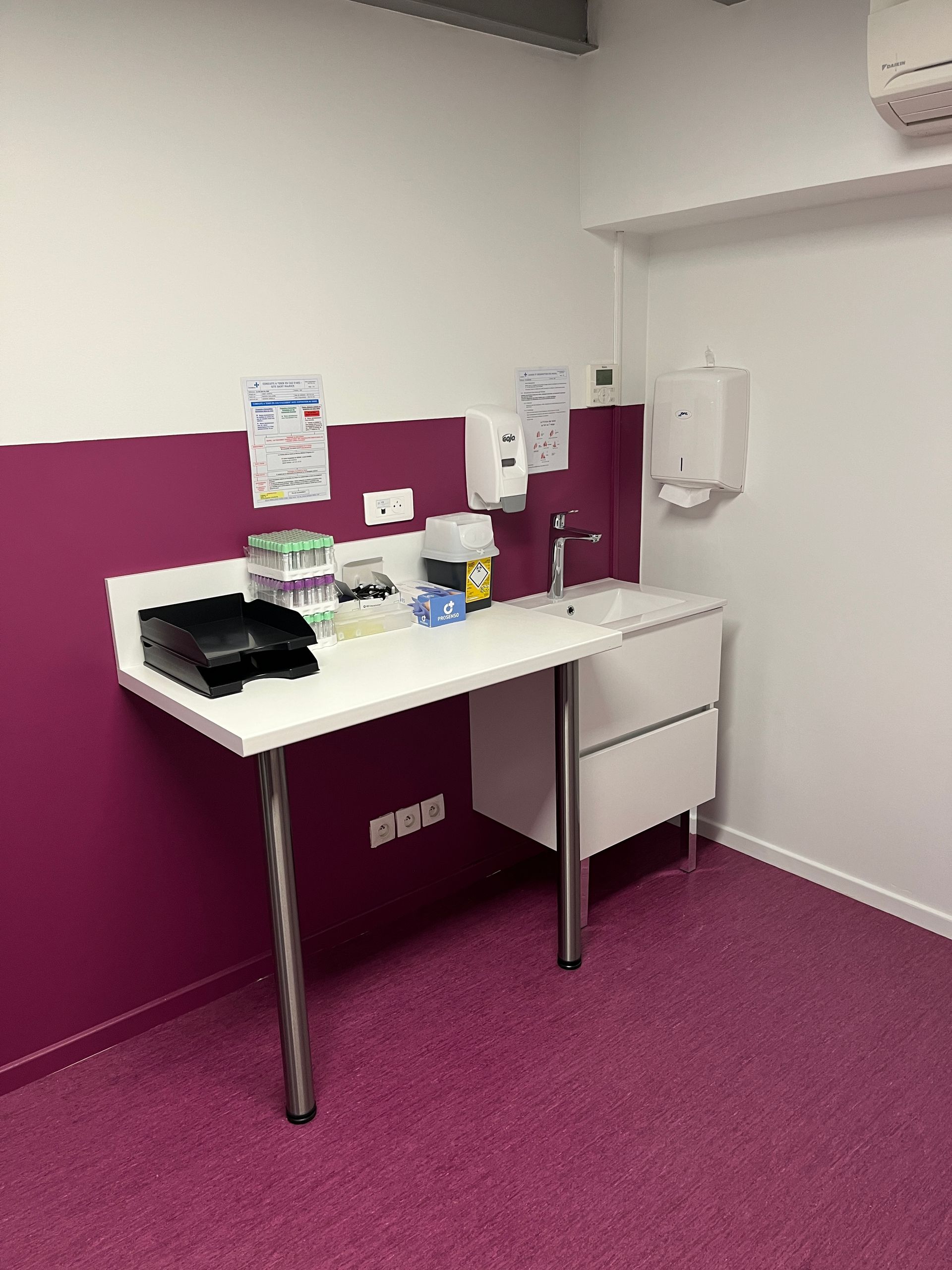 Lavabo et tablette avec du matériel médical