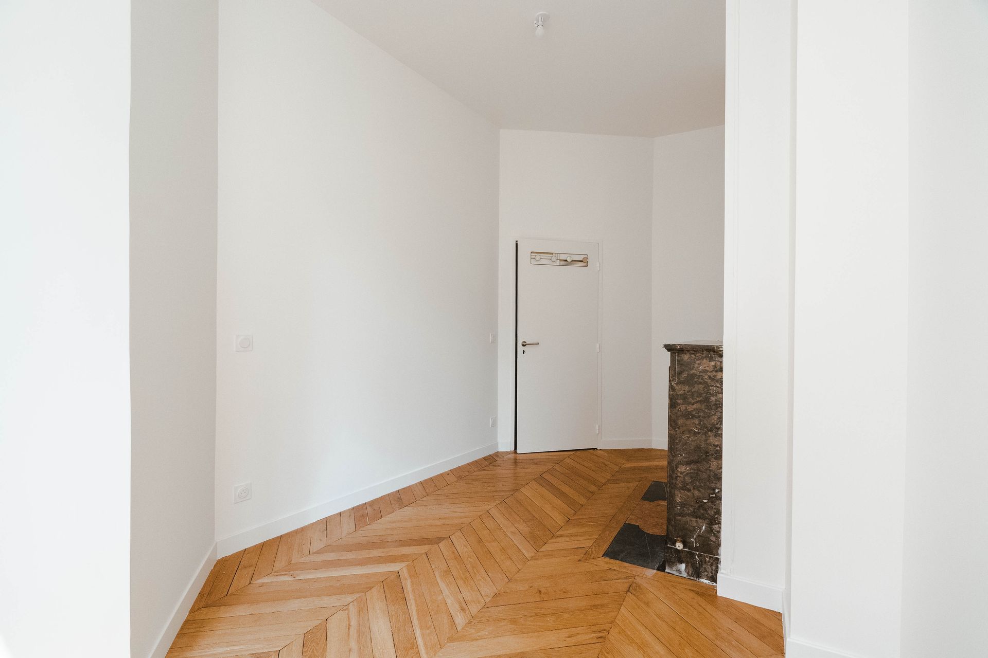 Appartement type haussmannien avec parquet chevrons et peinture blanche