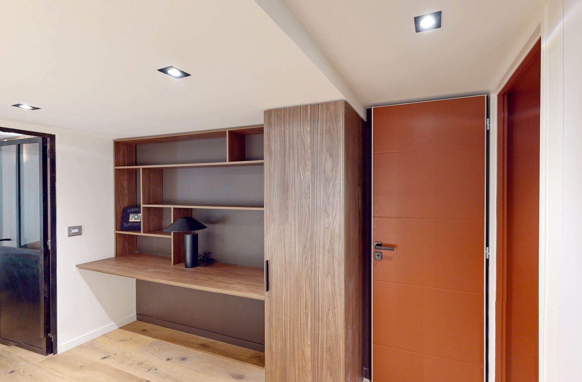 Détail d'une étagère d'entrée à côté de la porte d'entrée