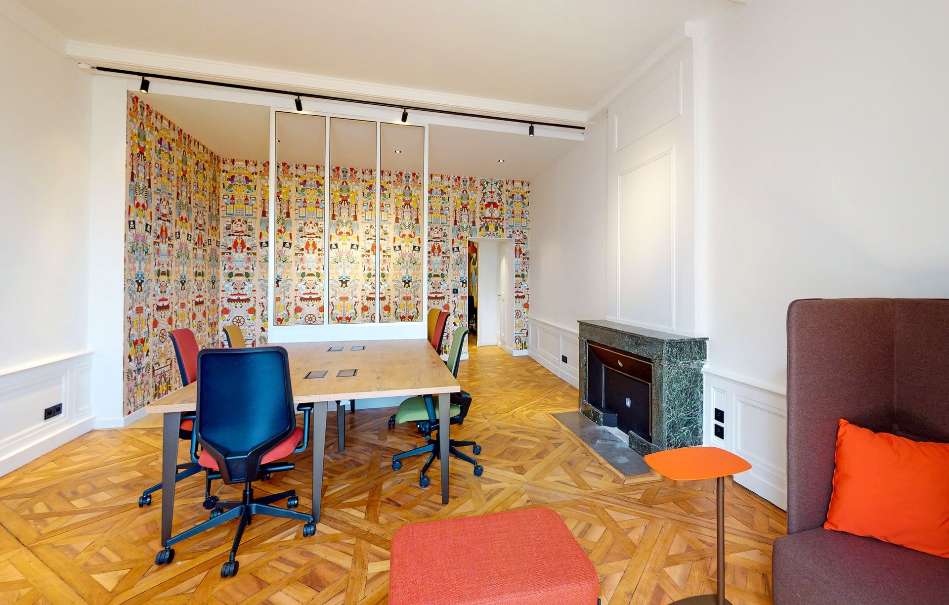 Espace de travail dans un appartement ancien avec du mobilier coloré