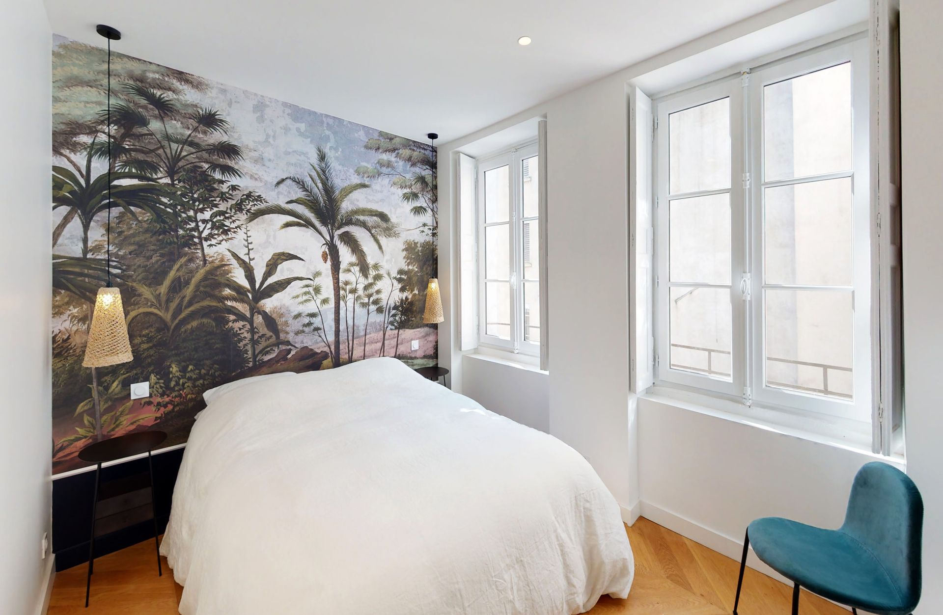 Chambre à coucher avec papier peint jungle en tête de lit