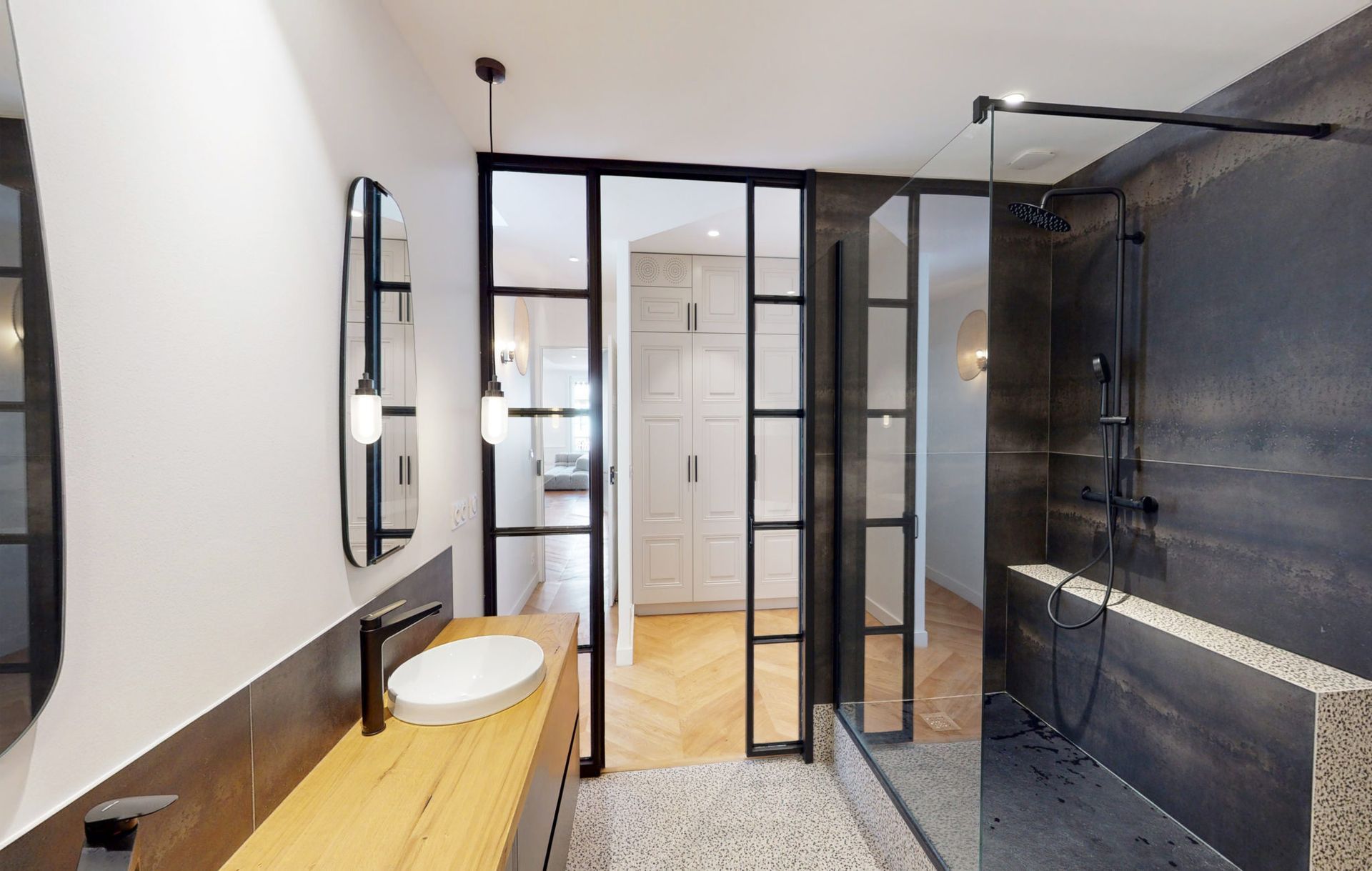 Salle de bain avec carrelage noir et grande douche