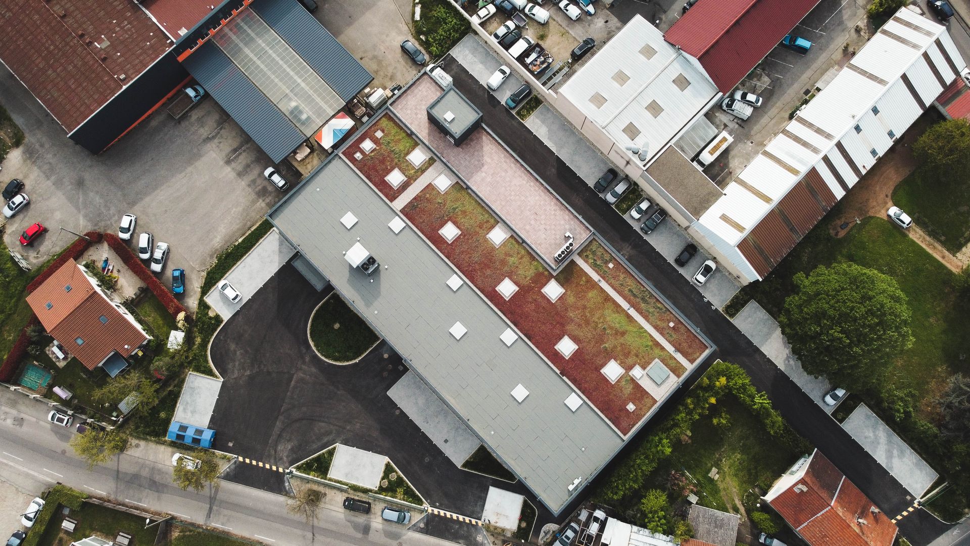Vue aérienne d'un bâtiment industriel