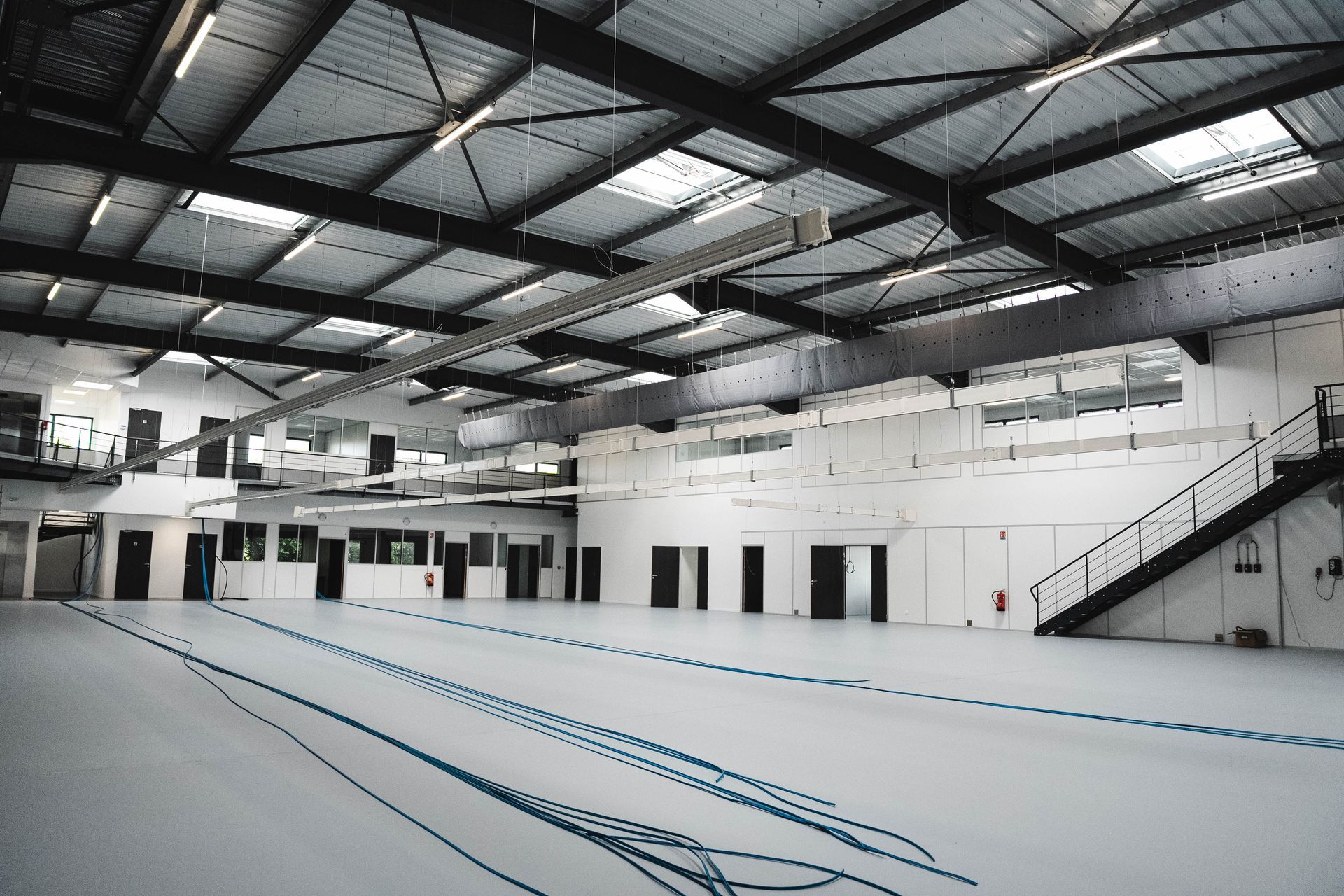 Vue intérieur d'une grande salle de production d'une usine avant l'installation des machines de productions