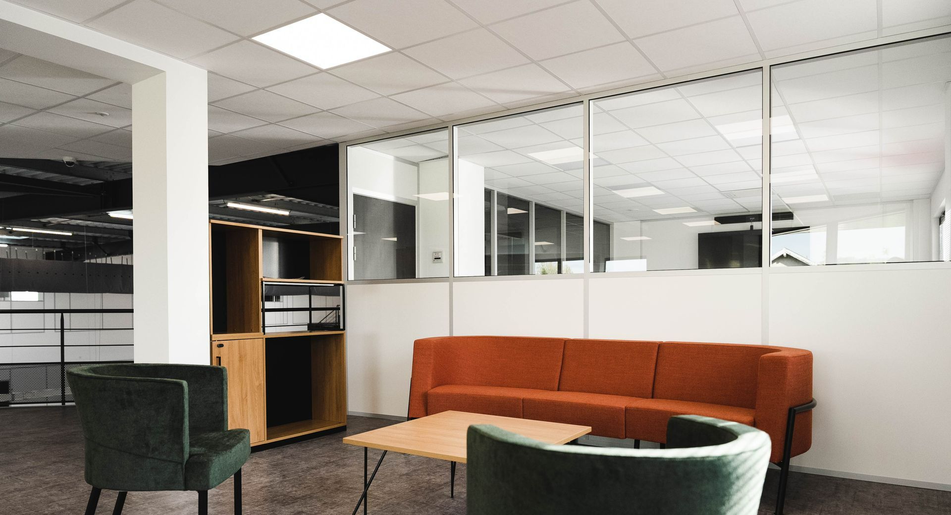 Salon d'attente avec grandes vitres