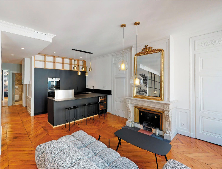 Cuisine noire intégrée dans un appartement au style haussmannien