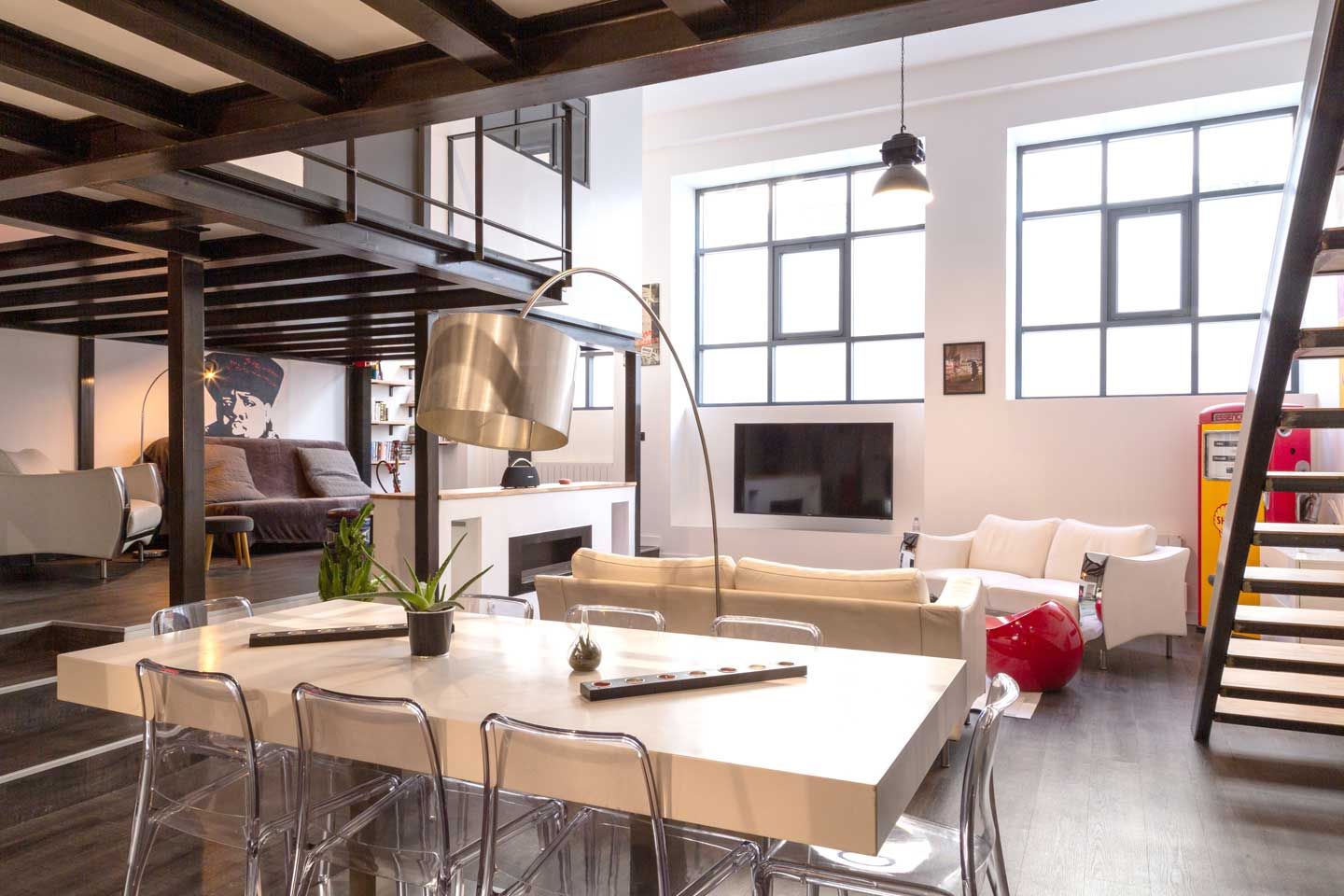 Salle à manger salon dans un duplex avec mezzanine