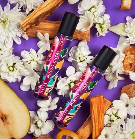 Produits de beauté et fleurs.