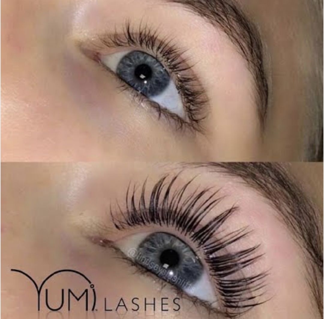Gros plan sur le visage d'une femme aux yeux fermés et aux sourcils coiffés et brossés.