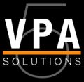 Logotipo de VPA Solutions con letras blancas, l&iacute;nea naranja y contorno circular gris sobre fondo negro.