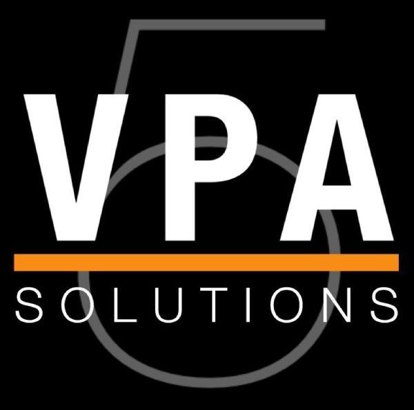 Logotipo de VPA Solutions con letras blancas, l&iacute;nea naranja y contorno circular gris sobre fondo negro.