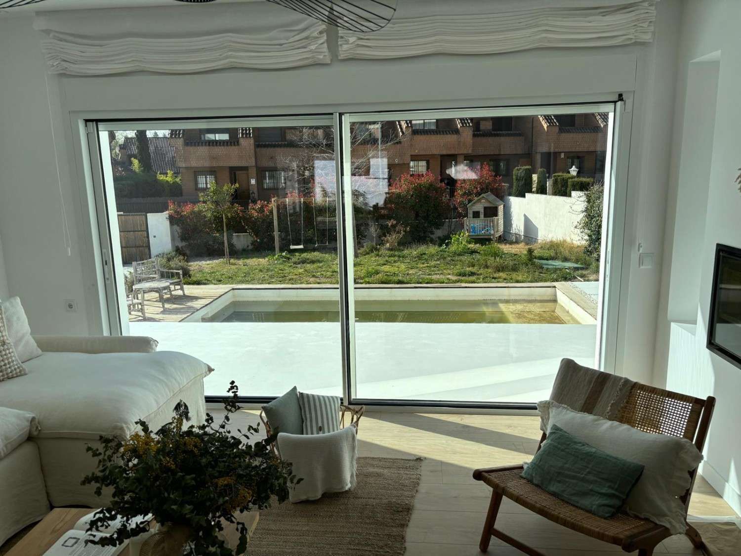 Icono de marcador de posición gris claro con un sol y montañas sobre fondo blanco