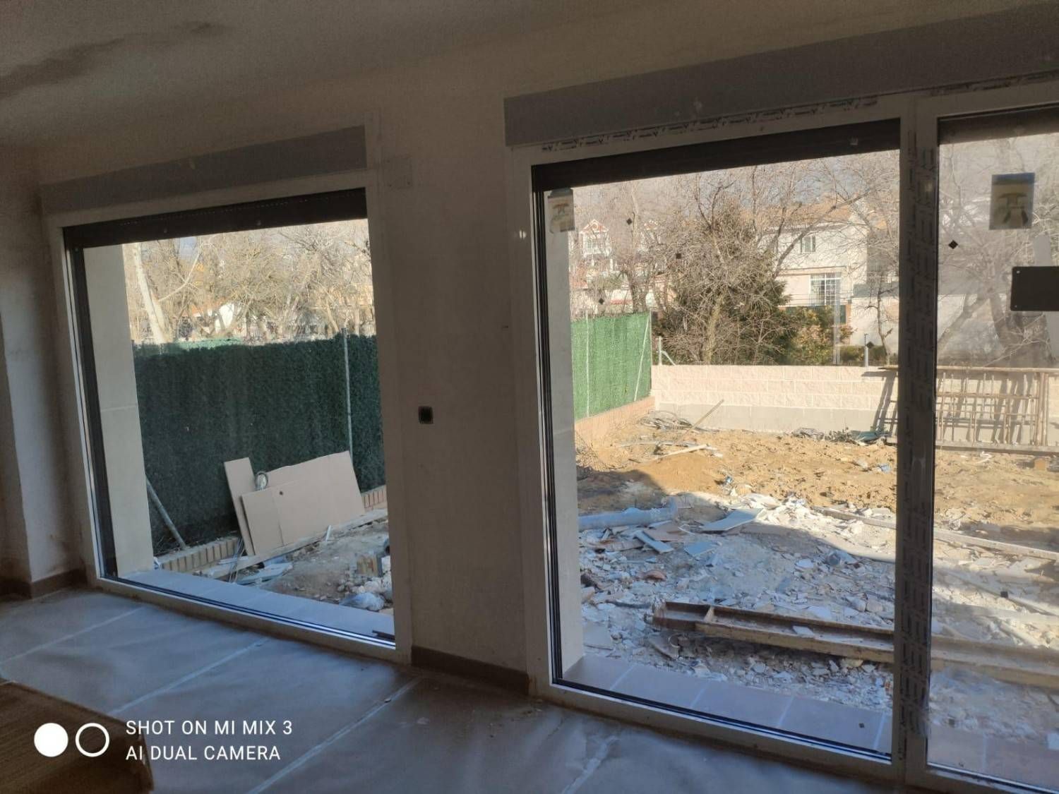 Icono de marcador de posición gris claro con un sol y montañas sobre fondo blanco