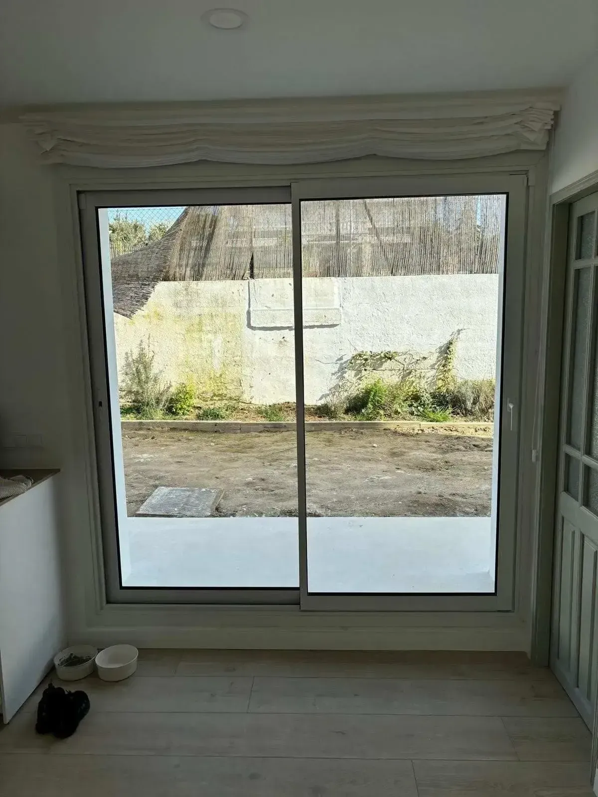 Icono de marcador de posición gris claro con un sol y montañas sobre fondo blanco