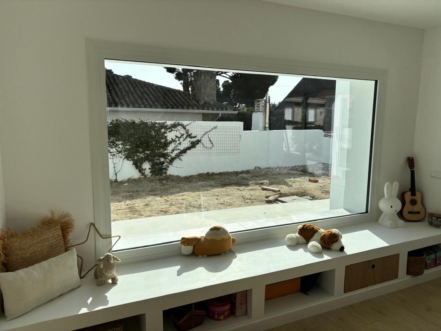 Icono de marcador de posición gris claro con un sol y montañas sobre fondo blanco