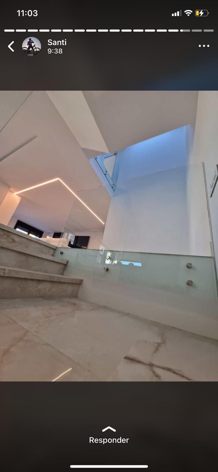 Icono de marcador de posición gris claro con un sol y montañas sobre fondo blanco