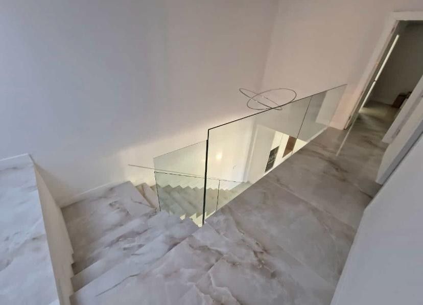 Icono de marcador de posición gris claro con un sol y montañas sobre fondo blanco