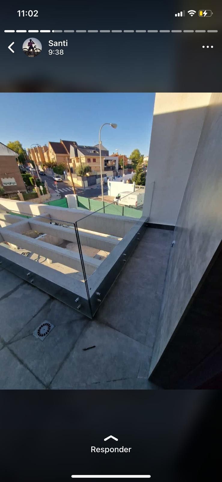 Icono de marcador de posición gris claro con un sol y montañas sobre fondo blanco