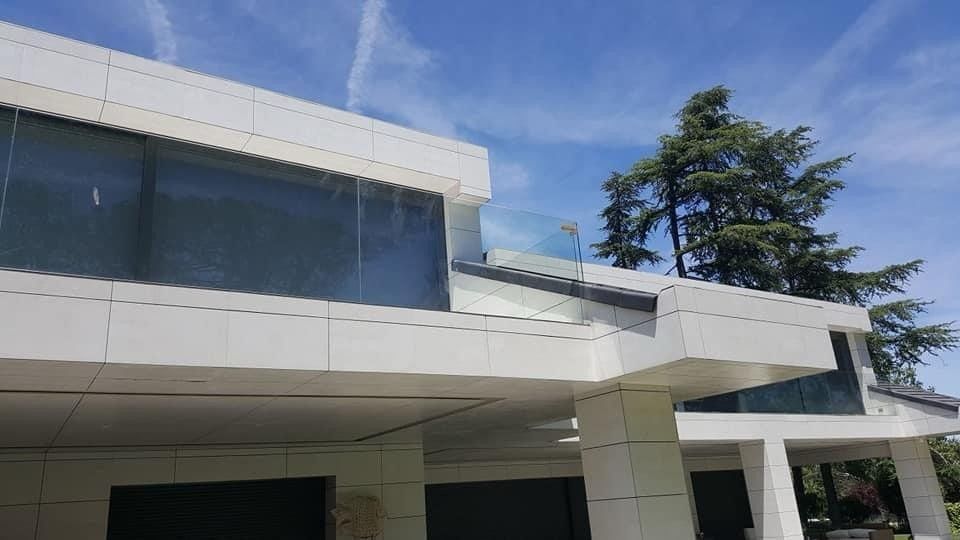 Icono de marcador de posición gris claro con un sol y montañas sobre fondo blanco