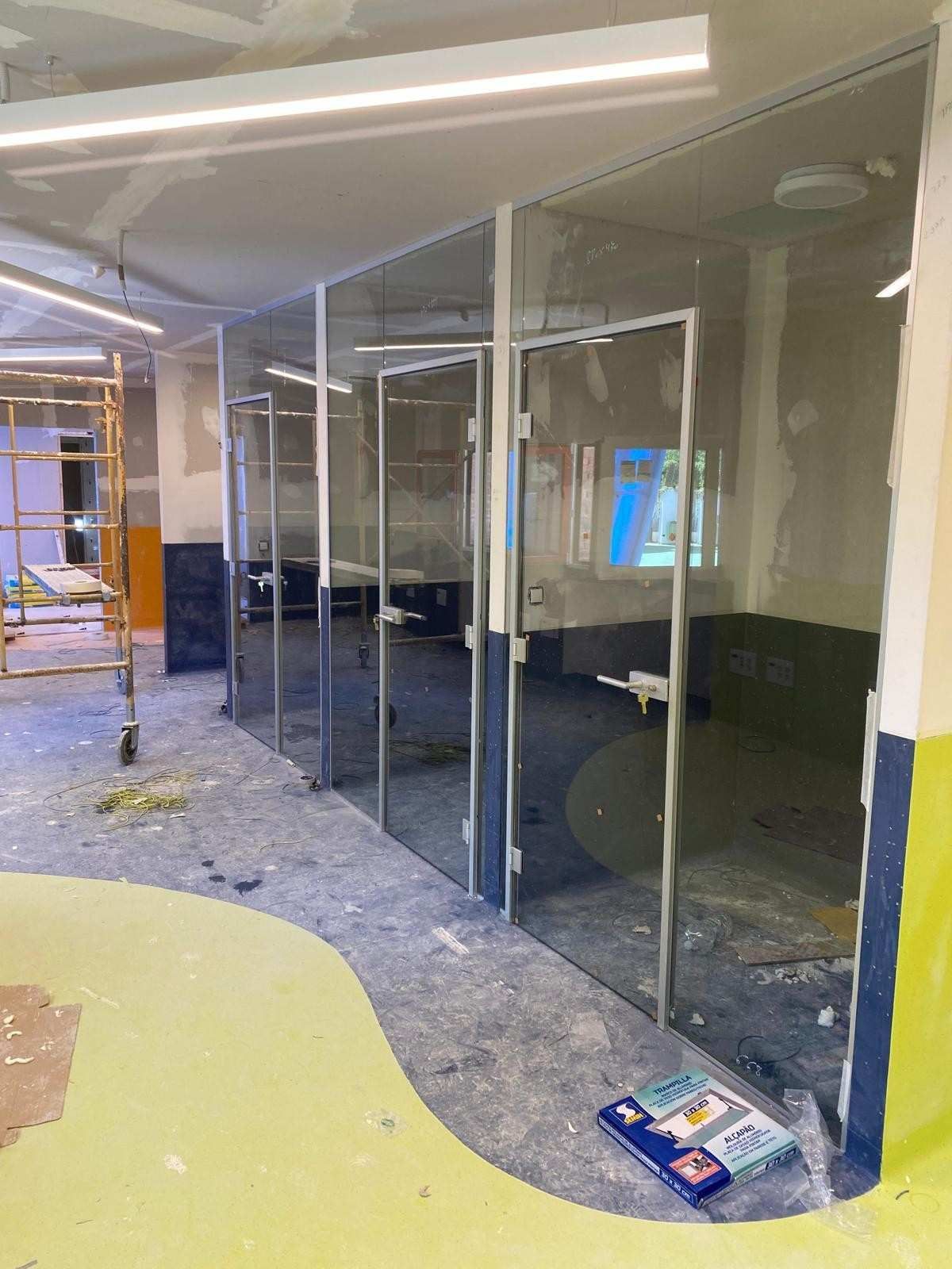 Icono de marcador de posición gris claro con un sol y montañas sobre fondo blanco