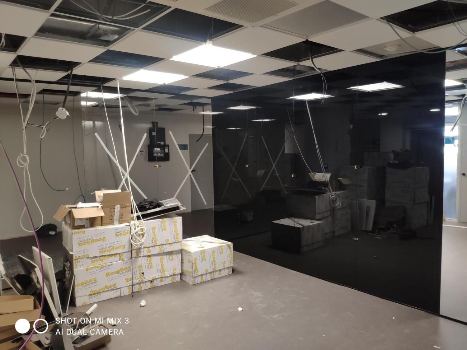 Icono de marcador de posición gris claro con un sol y montañas sobre fondo blanco