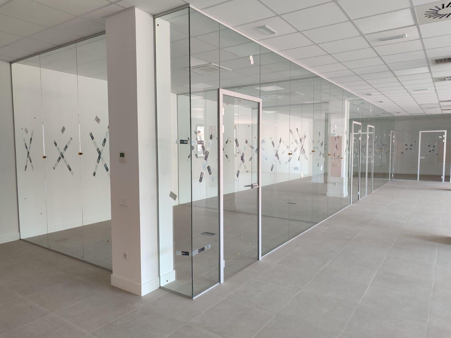 Icono de marcador de posición gris claro con un sol y montañas sobre fondo blanco