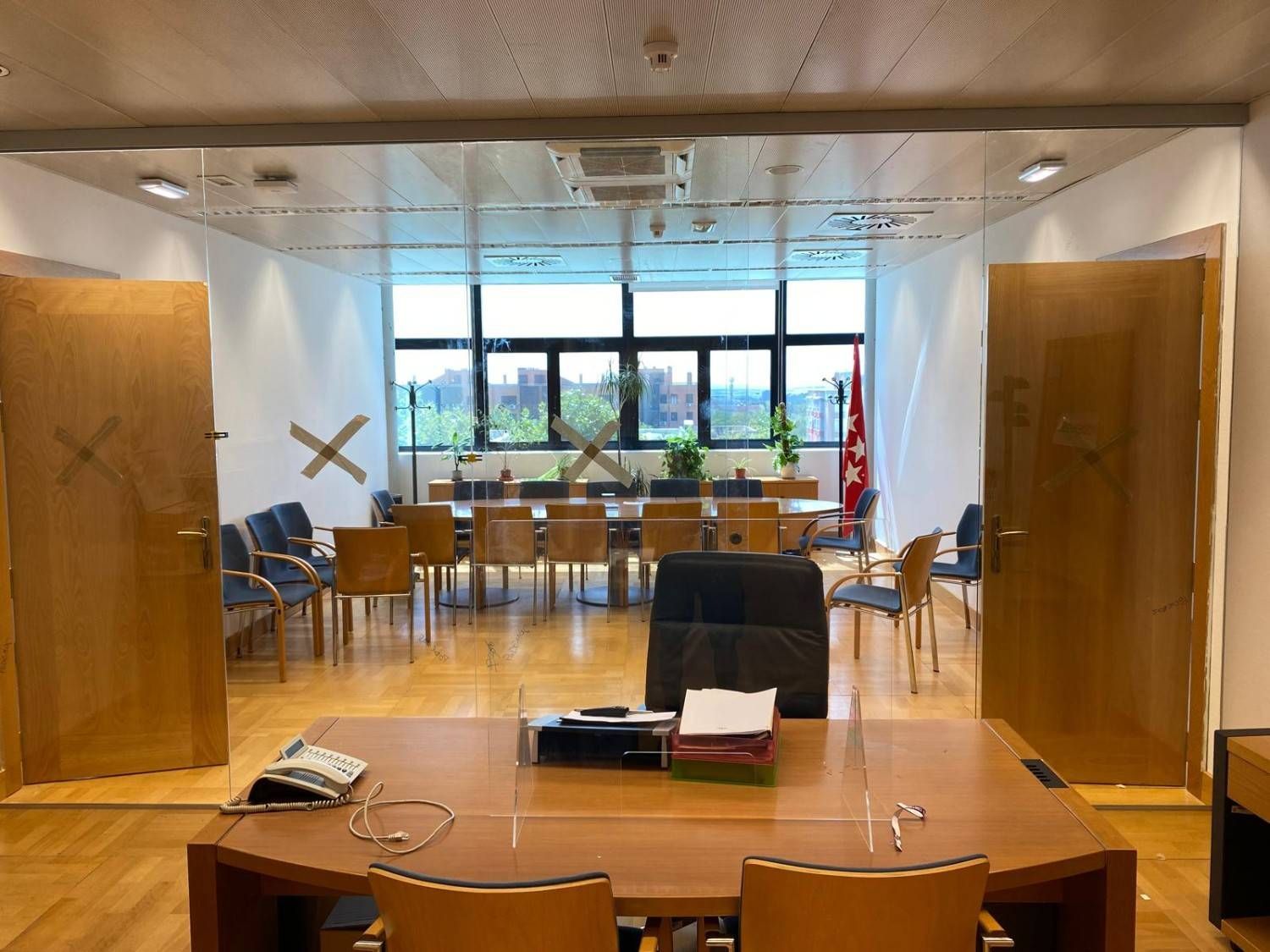 Icono de marcador de posición gris claro con un sol y montañas sobre fondo blanco