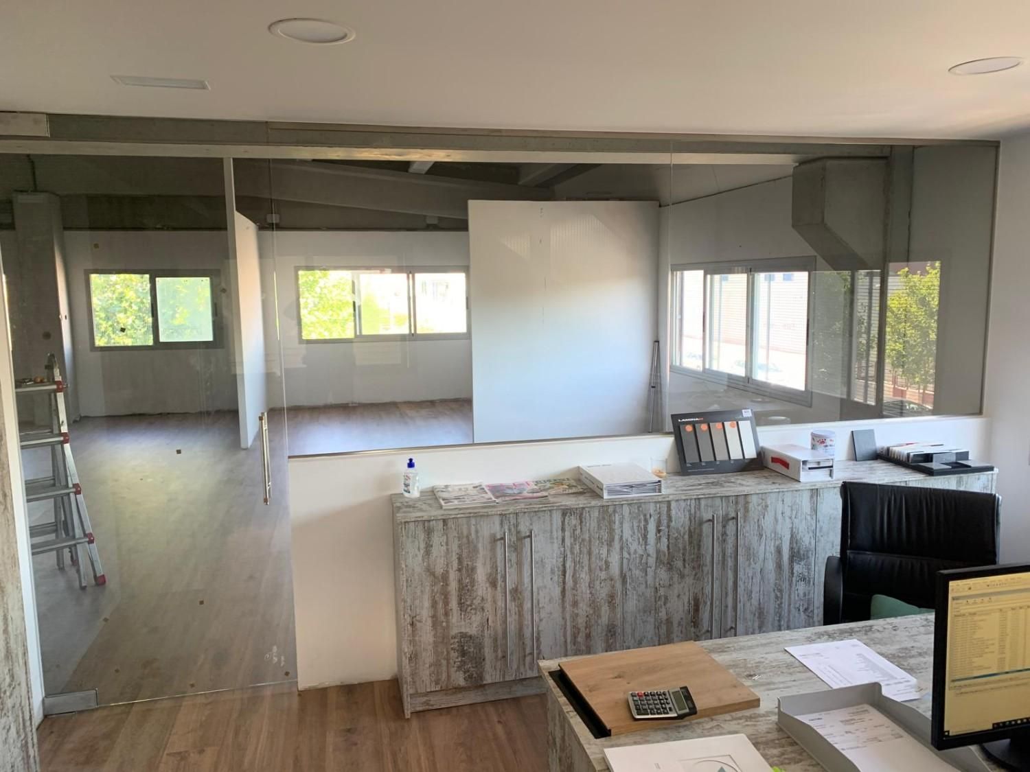 Habitación abierta parcialmente renovada con paredes y ventanas a la vista