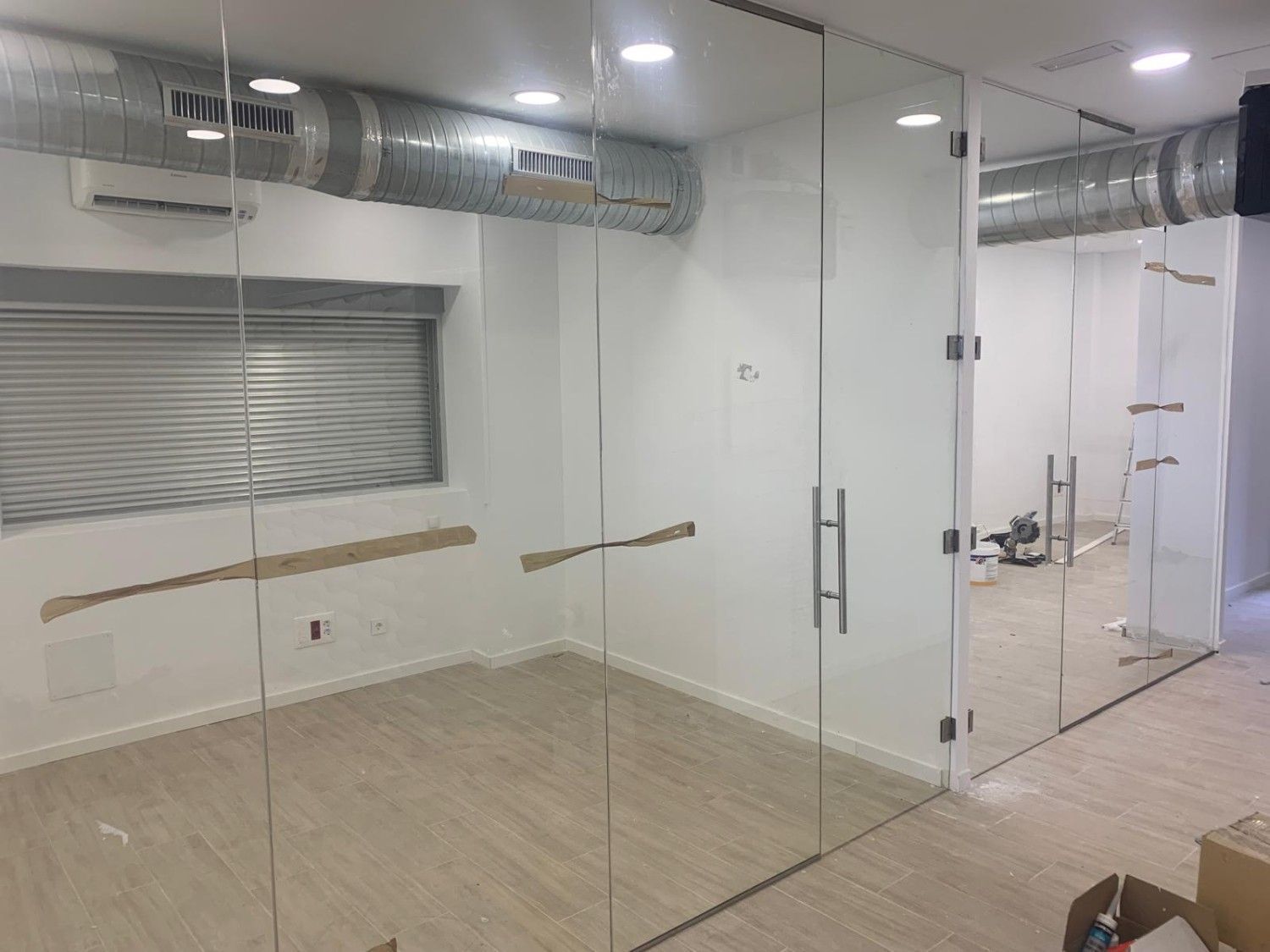 Icono de marcador de posición gris claro con un sol y montañas sobre fondo blanco