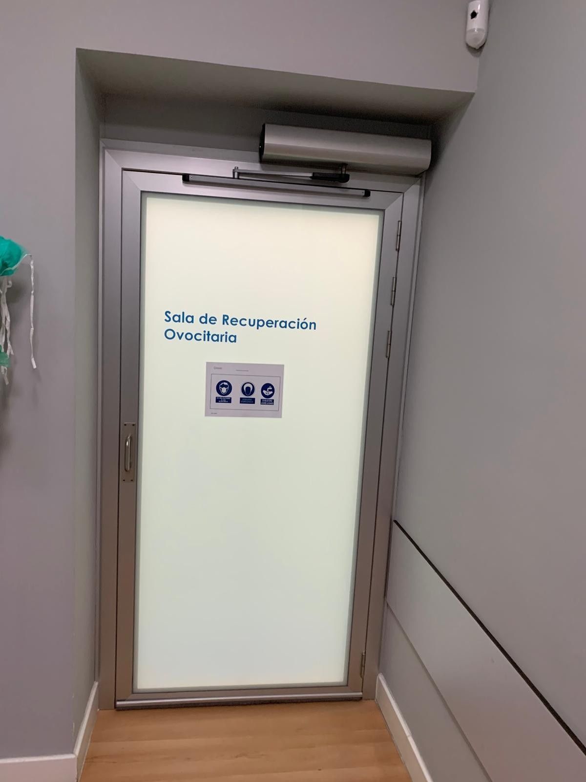 Frosted glass door labeled “Sala de Recuperación” in a gray hallway