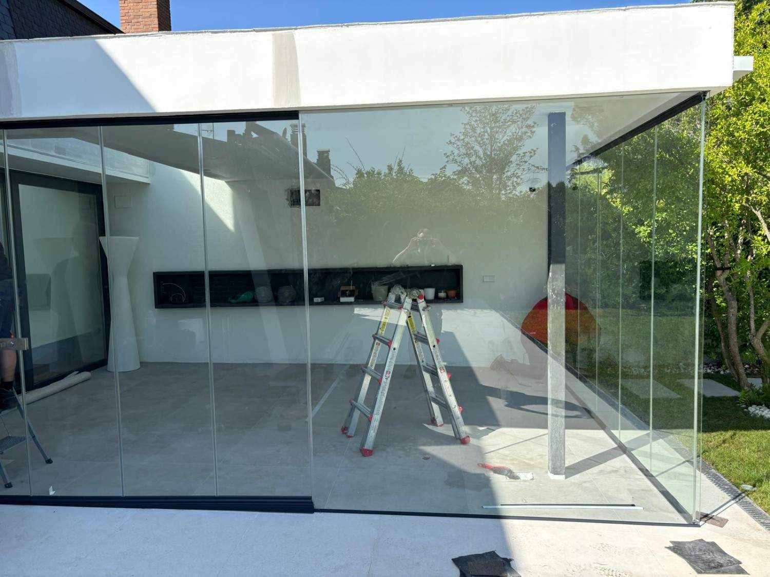 Icono de marcador de posición gris claro con un sol y montañas sobre fondo blanco