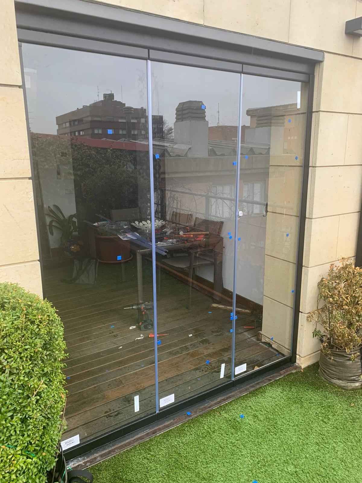 Icono de marcador de posición gris claro con un sol y montañas sobre fondo blanco