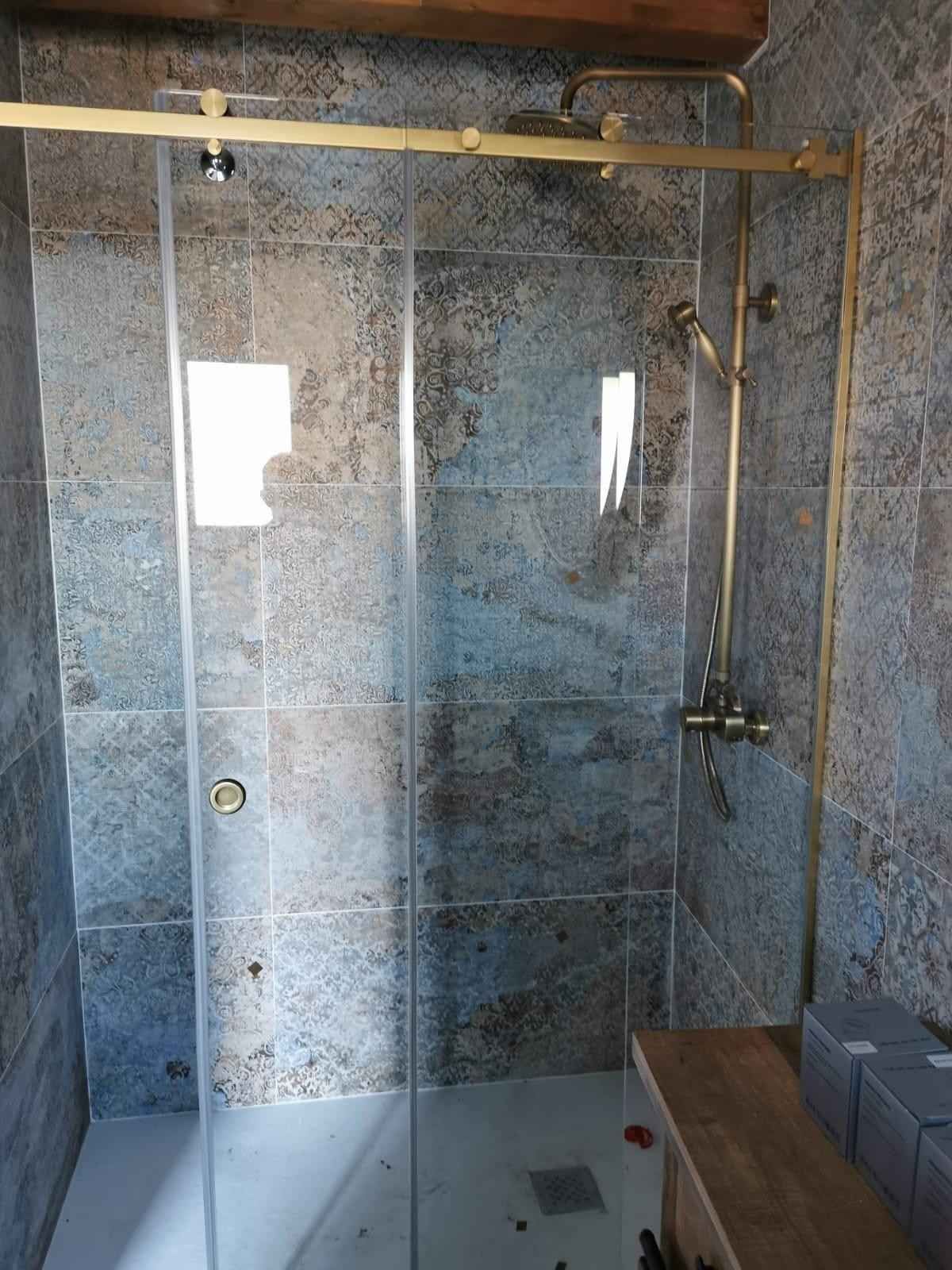 Icono de marcador de posición gris claro con un sol y montañas sobre fondo blanco